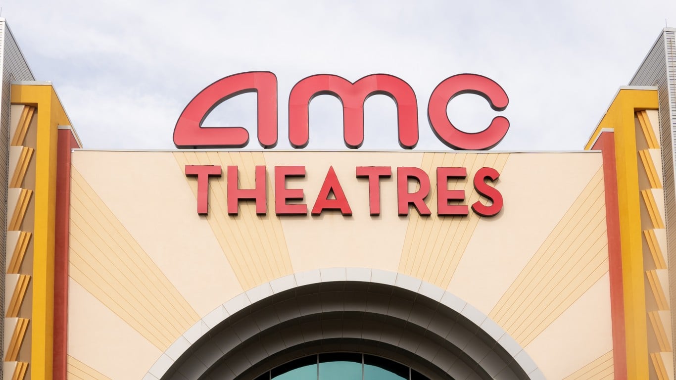 AMC Rises 6% as CEO Blasts Tokenized Shares, Robinhood Slips